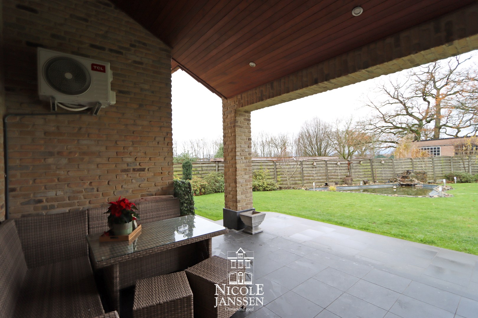 Terras aan de achterzijde 