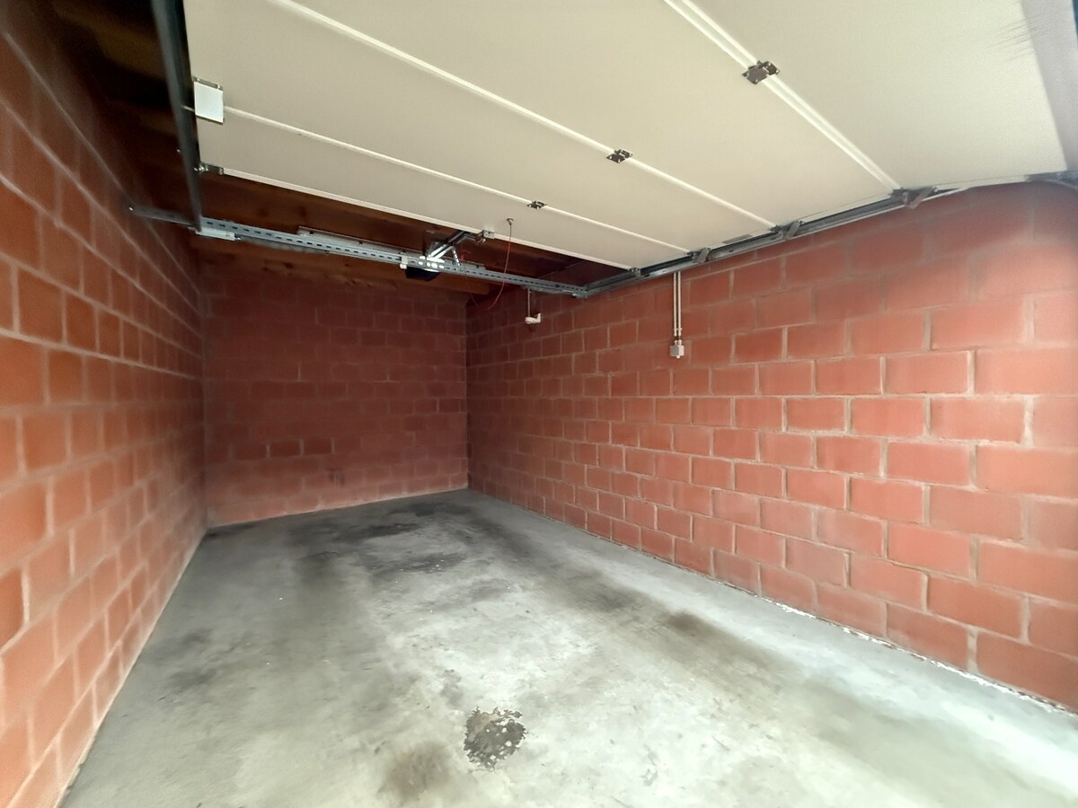 Afzonderlijke gemetste garage te huur centrum Roeselare 