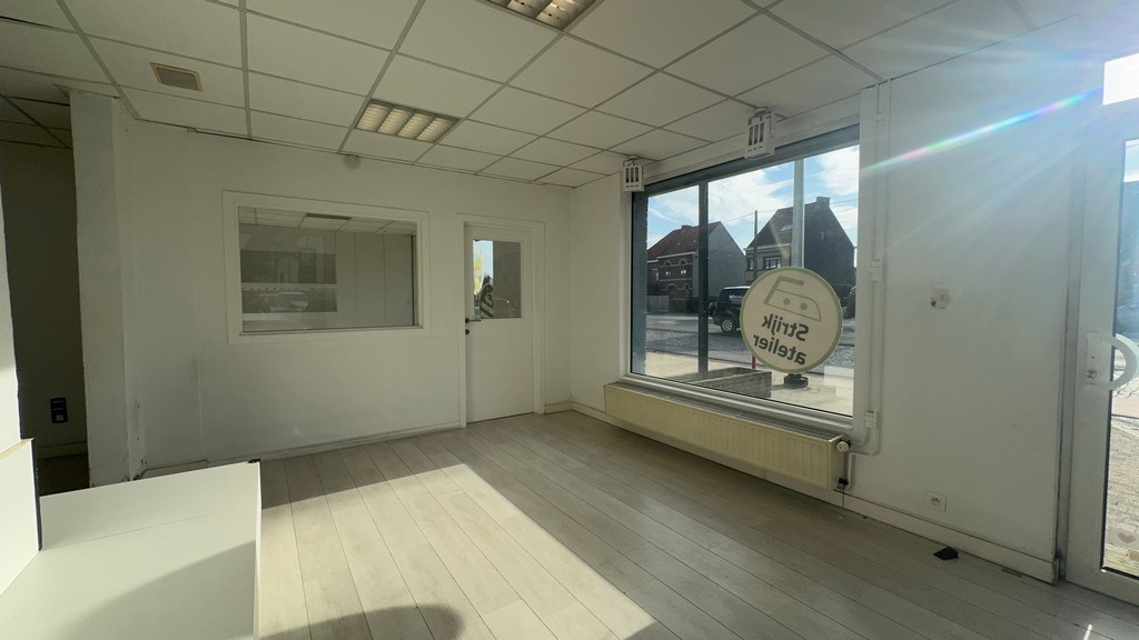 Commercieel gelegen handelspand te koop in Deinze (Astene)