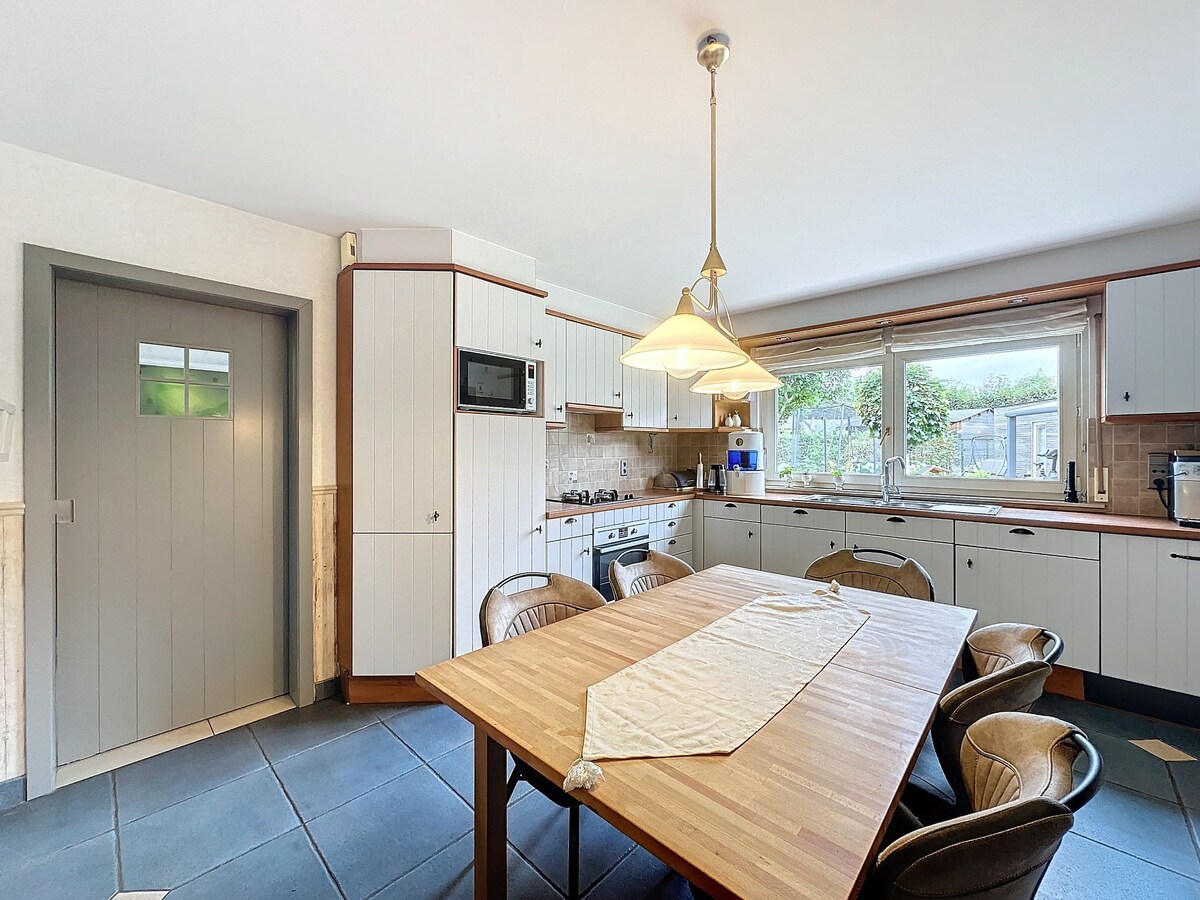 Deze woning is gelegen in Kaulille, een deelgemeente van Bocholt, in een doodlopende straat met een gezellig pleintje. 