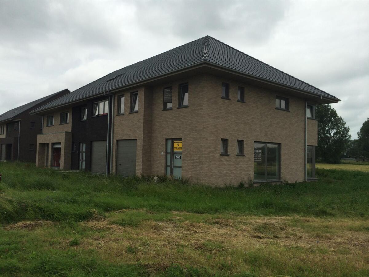 PRACHTIGE HALF OPEN BEBOUWING MET TUIN 