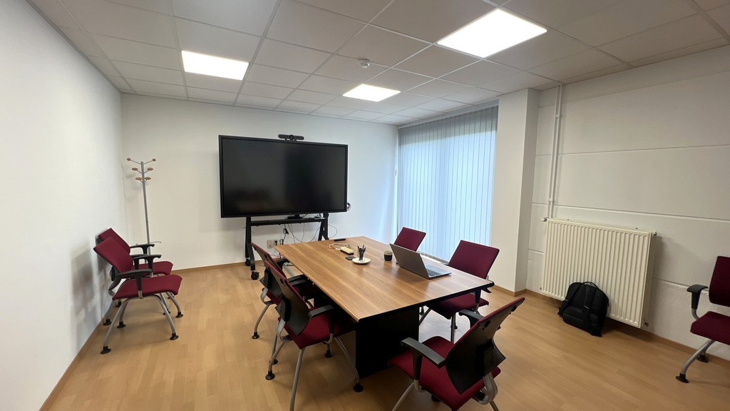 Bedrijfspand te huur in bedrijvenzone vlakbij E17 in Lokeren