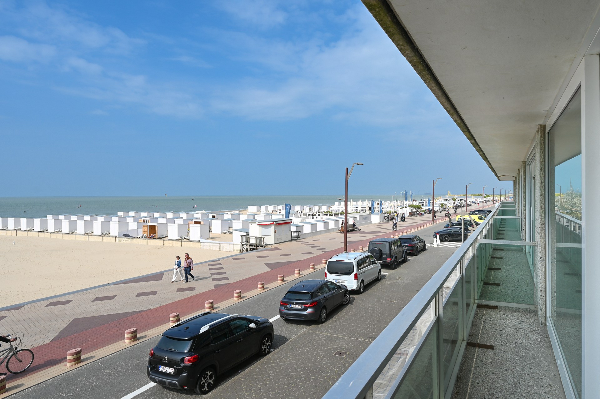 Op een absolute topligging aan de zeedijk in het Zoute bevindt zich dit prachtig gerenoveerde appartement op de eerste verdieping van een standingvolle residentie, met een gevelbreedte van 5,20 meter 
