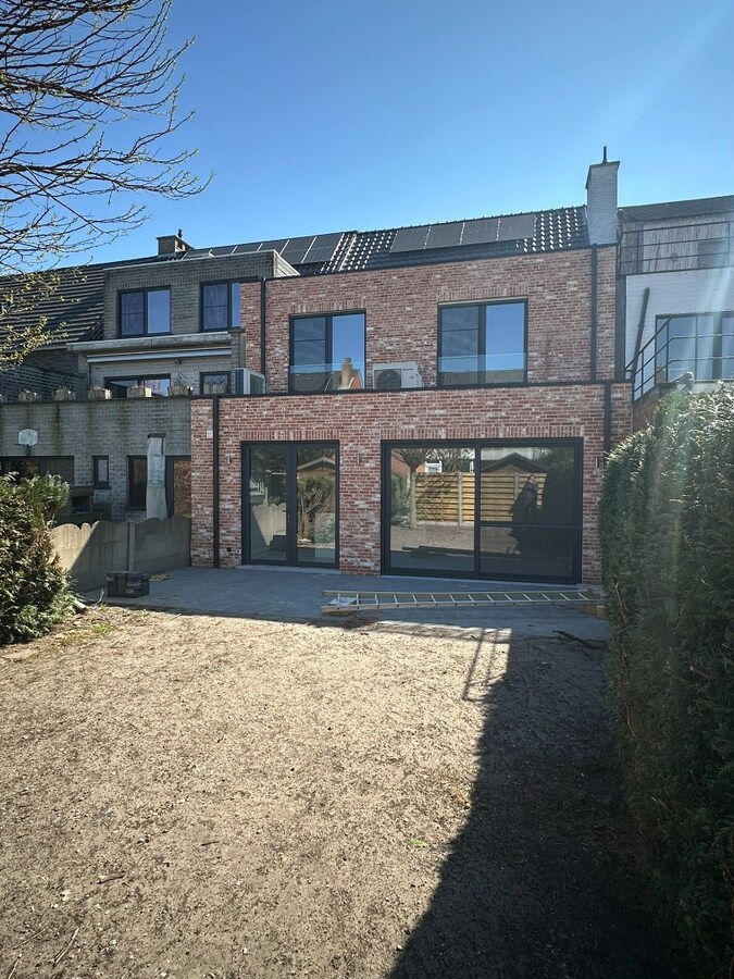 Instapklare nieuwbouwwoning met 4 slaapkamers, garage én tuin – energiezuinig wonen in hartje Sint-Antonius 