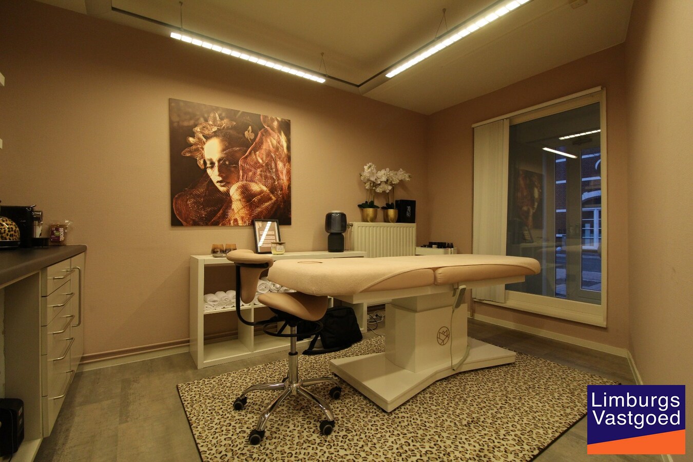 Handels/praktijkruimte, 110m², kelder met drijfkracht, parking 