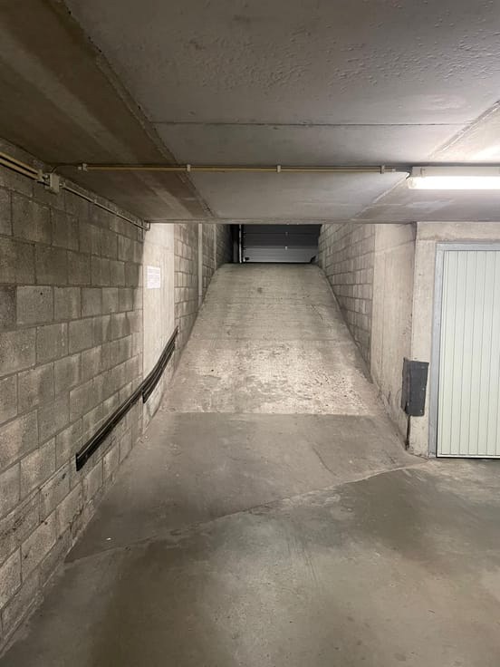 Ruime autostaanplaats te Res. Marco Polo op 50m wandelen van de Zeedijk (uitzonderlijk aanbod!) 