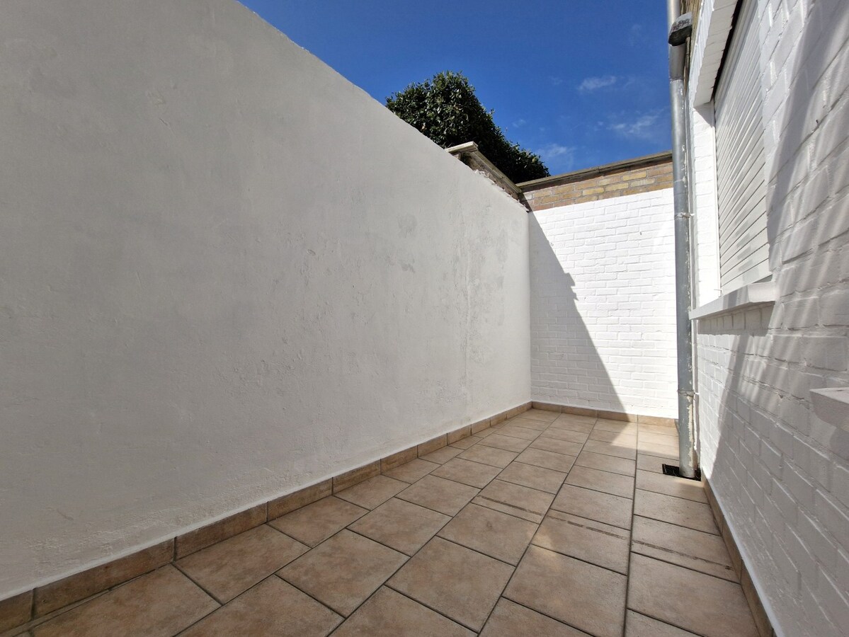 Charmant gelijkvloers appartement met stadskoer in hartje Heist 