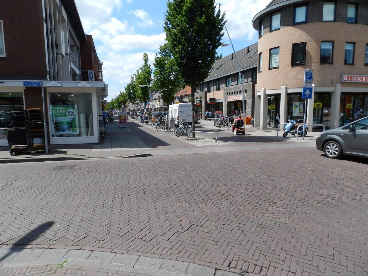 Zeer fraaie winkelruimte, centraal gelegen in de hoofdwinkelstraat van Bladel. 360 m2 winkelruimte met keuken en toilet. Per direct beschikbaar. 