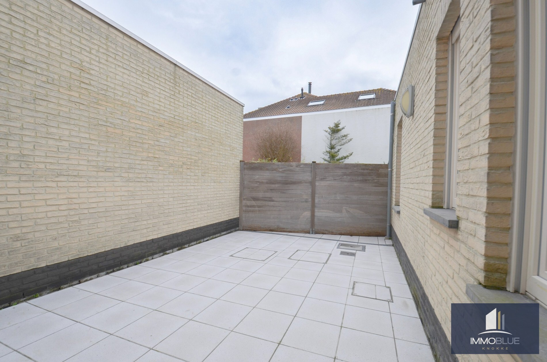 Grande maison avec de grandes terrasses et un garage attenant, située près de la rue Keuvelhoek. 