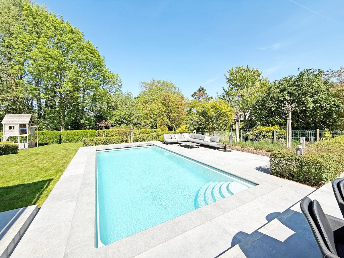 Gerenoveerde villa met zwembad grenzend aan kasteel te Leeuwergem 