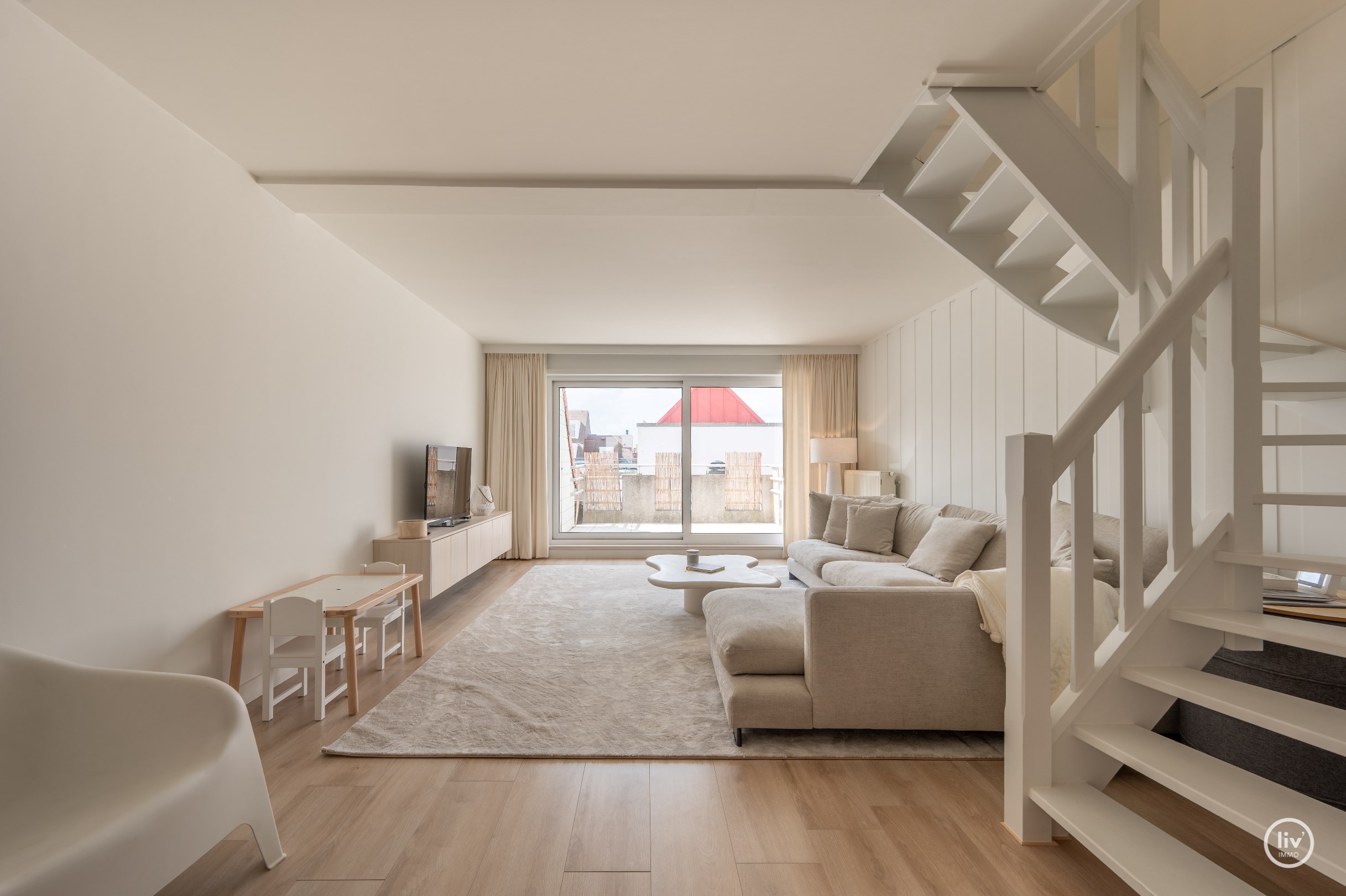 Appartement de 3 chambres élégamment rénové avec terrasse ensoleillée. 