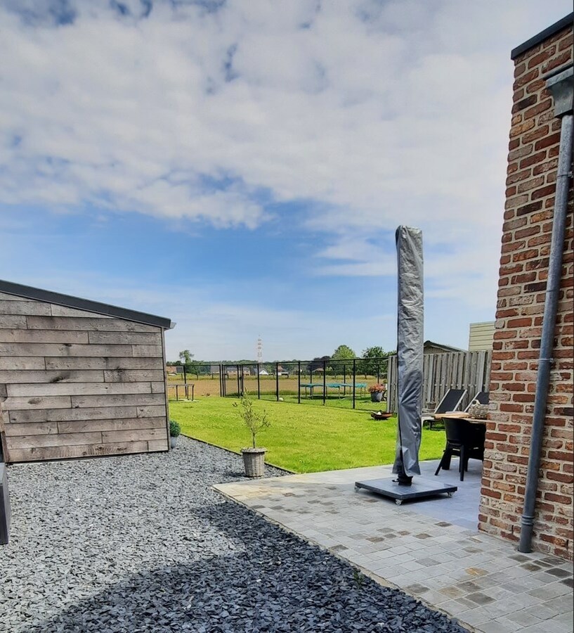 Een zeer goed afgewerkte en verzorgde recente woning, met 3 ruime slaapkamers, carport en fraaie tuin. 