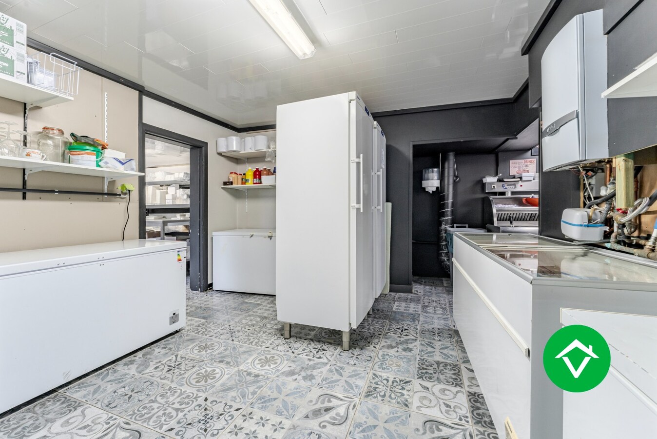 Handelswoning met goeddraaiende frituur te koop in centrum Eernegem 