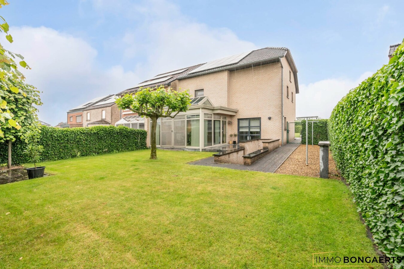 Ruime instapklare woning in het centrum van Neeroeteren met tuin, garage en 3 slaapkamers. 