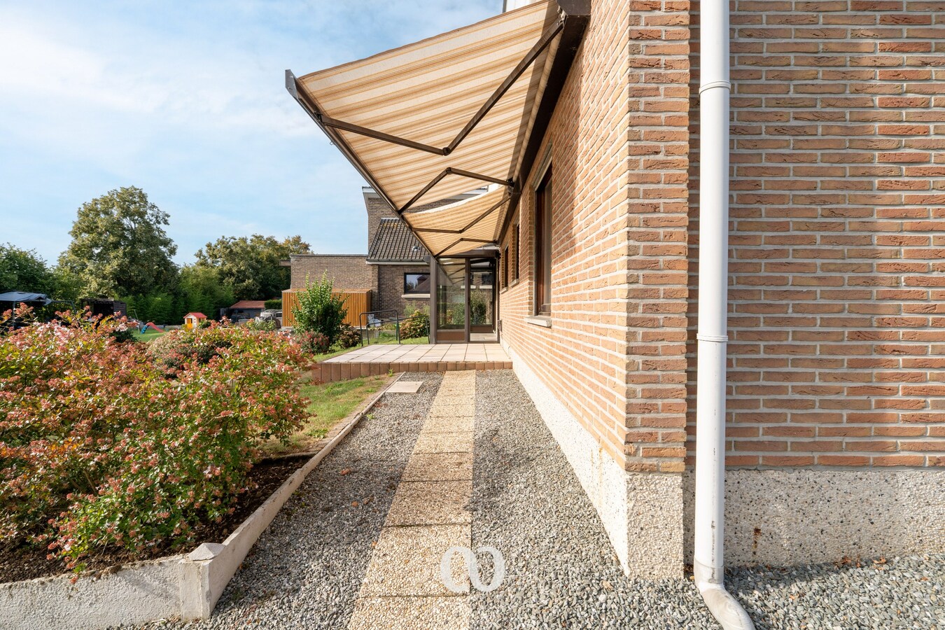 Stevige laagbouwwoning met ruime tuin vlakbij centrum Oudenaarde 