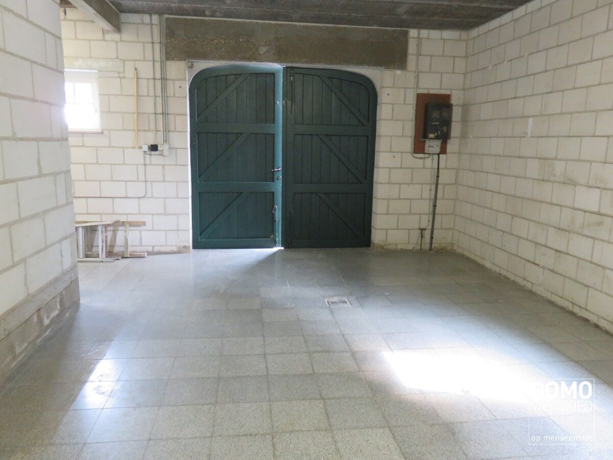 Charmante open bebouwing met 3 slaapkamers, 2 badkamers en prachtige tuin te huur 
