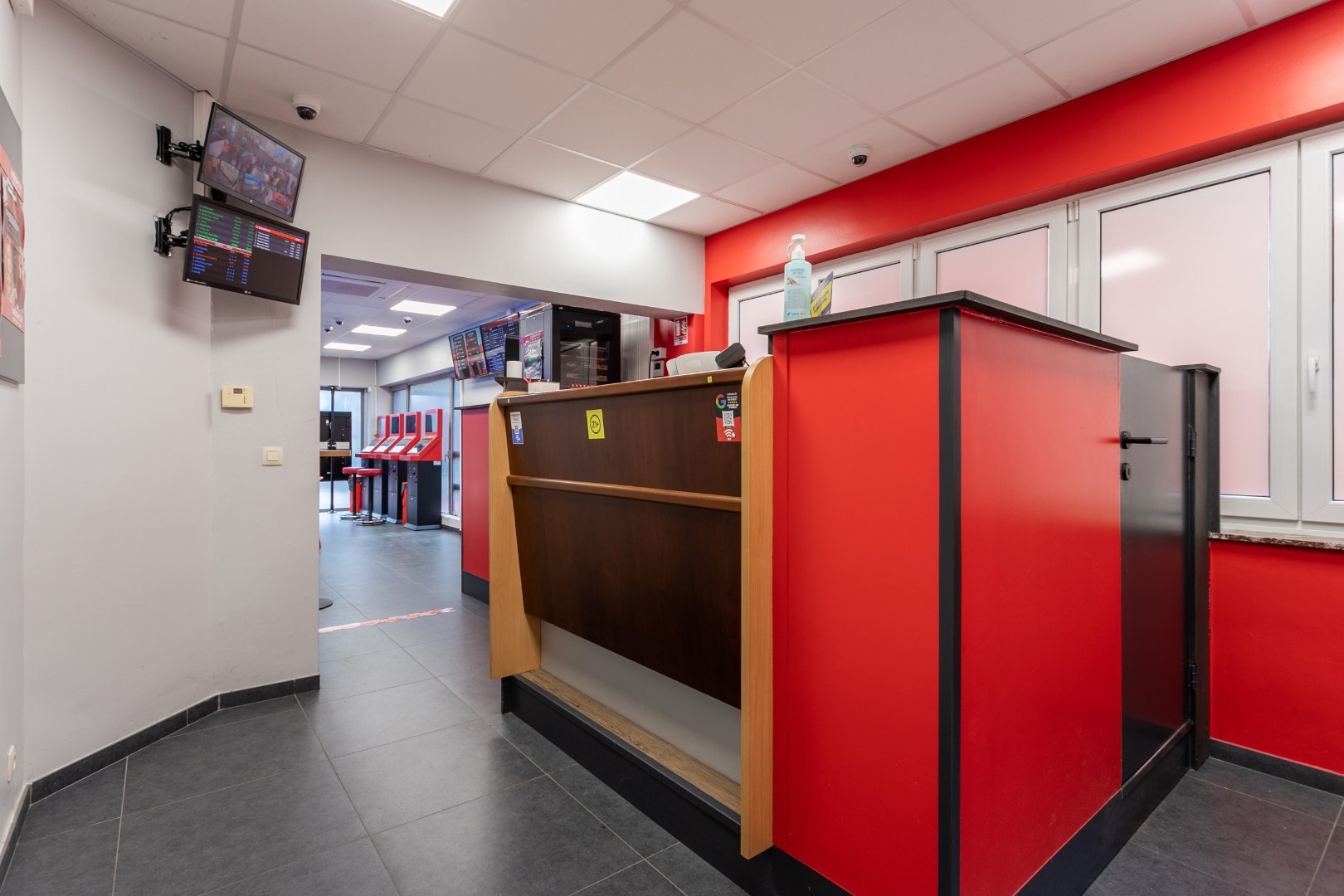 opbrengsteigendom: commercieel glv en 3 appt 