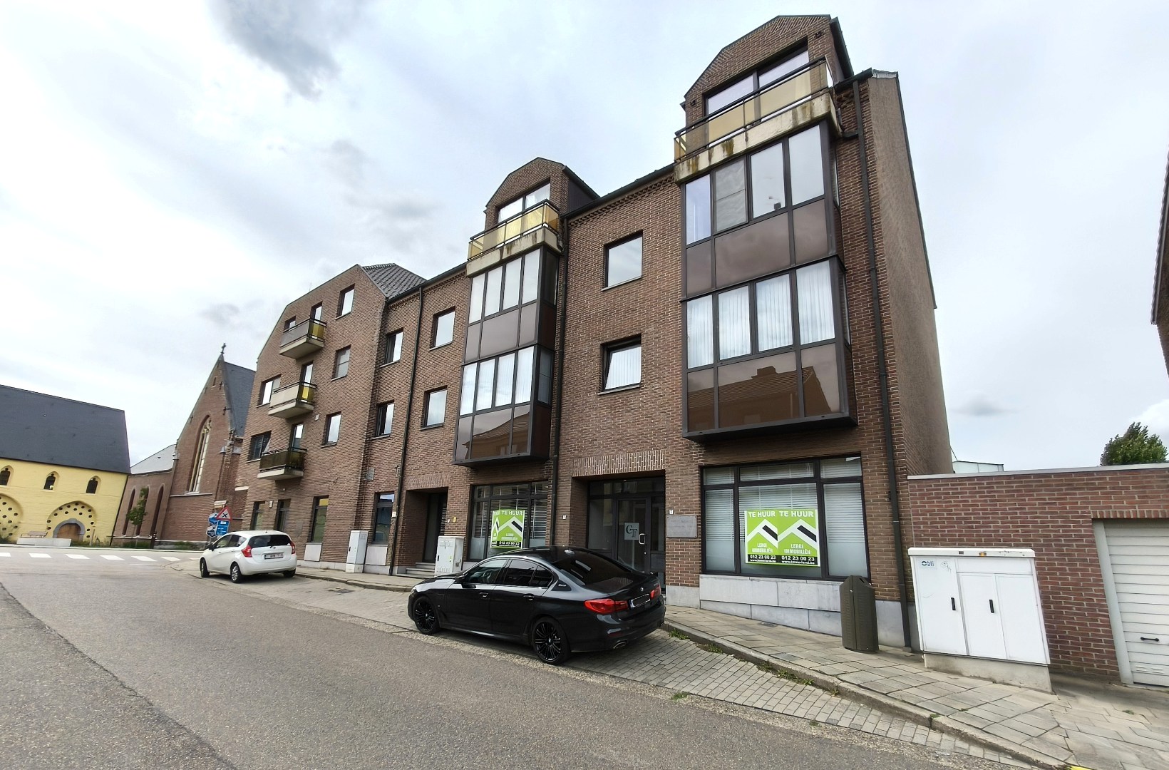 Modern en instapklaar kantoor (264 m²) in het centrum van Borgloon – inclusief 9 parkeerplaatsen 