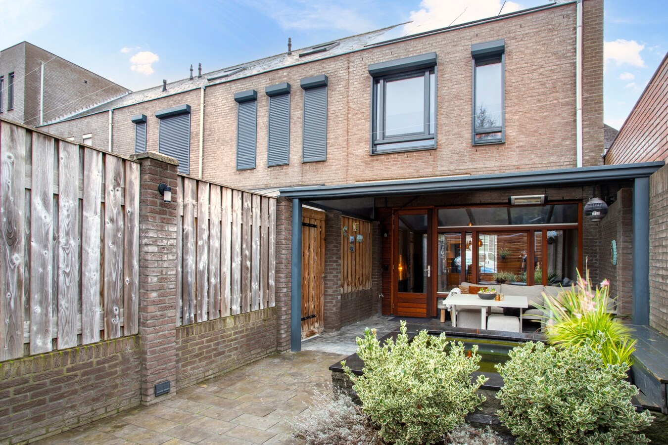 Instapklare geschakelde woning uit 2006 met centrale ligging! 