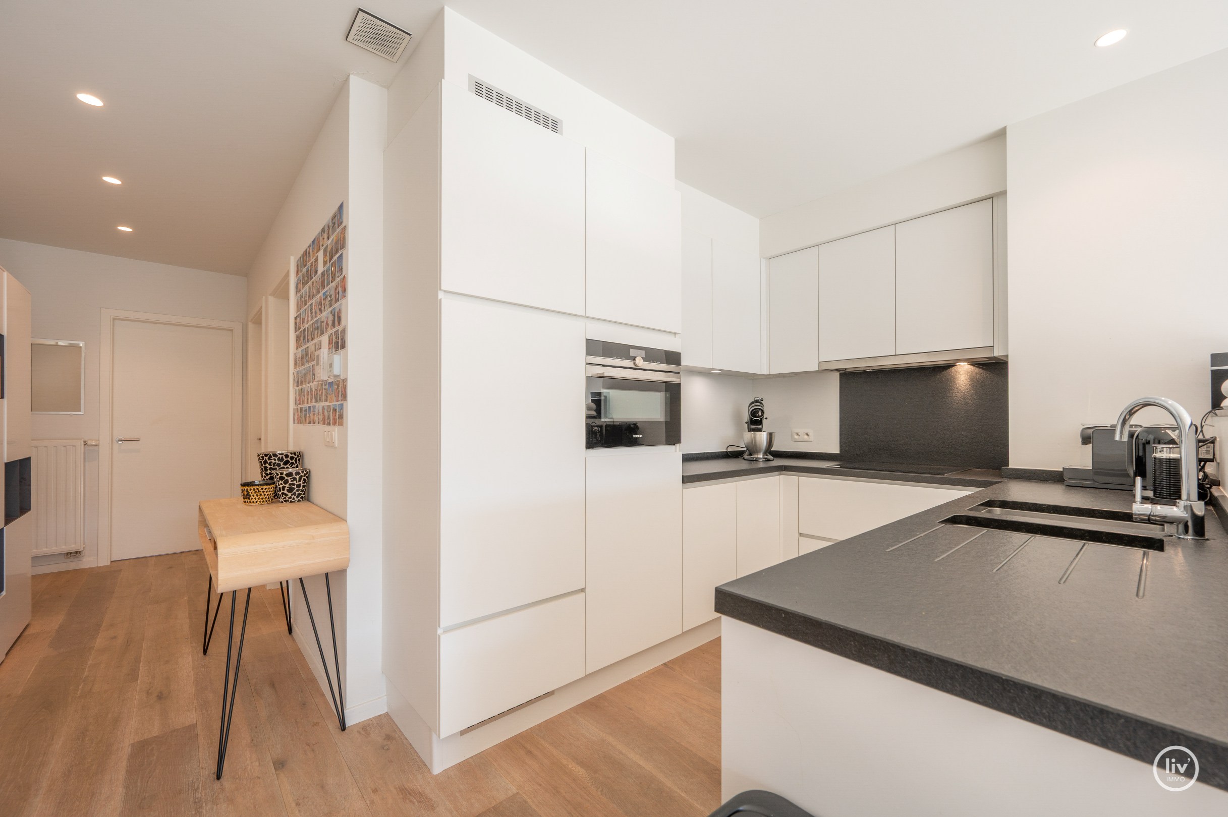 Magnifique, spacieux et récent (2015) appartement avec 3 chambres à coucher complètes et une terrasse ensoleillée, bien situé sur l'avenue Léopold à Knokke. 