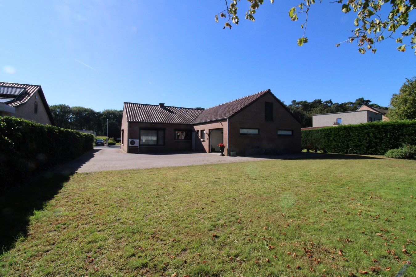 Perfect onderhouden gelijkvloerse woning met ca. 1 ha grond 