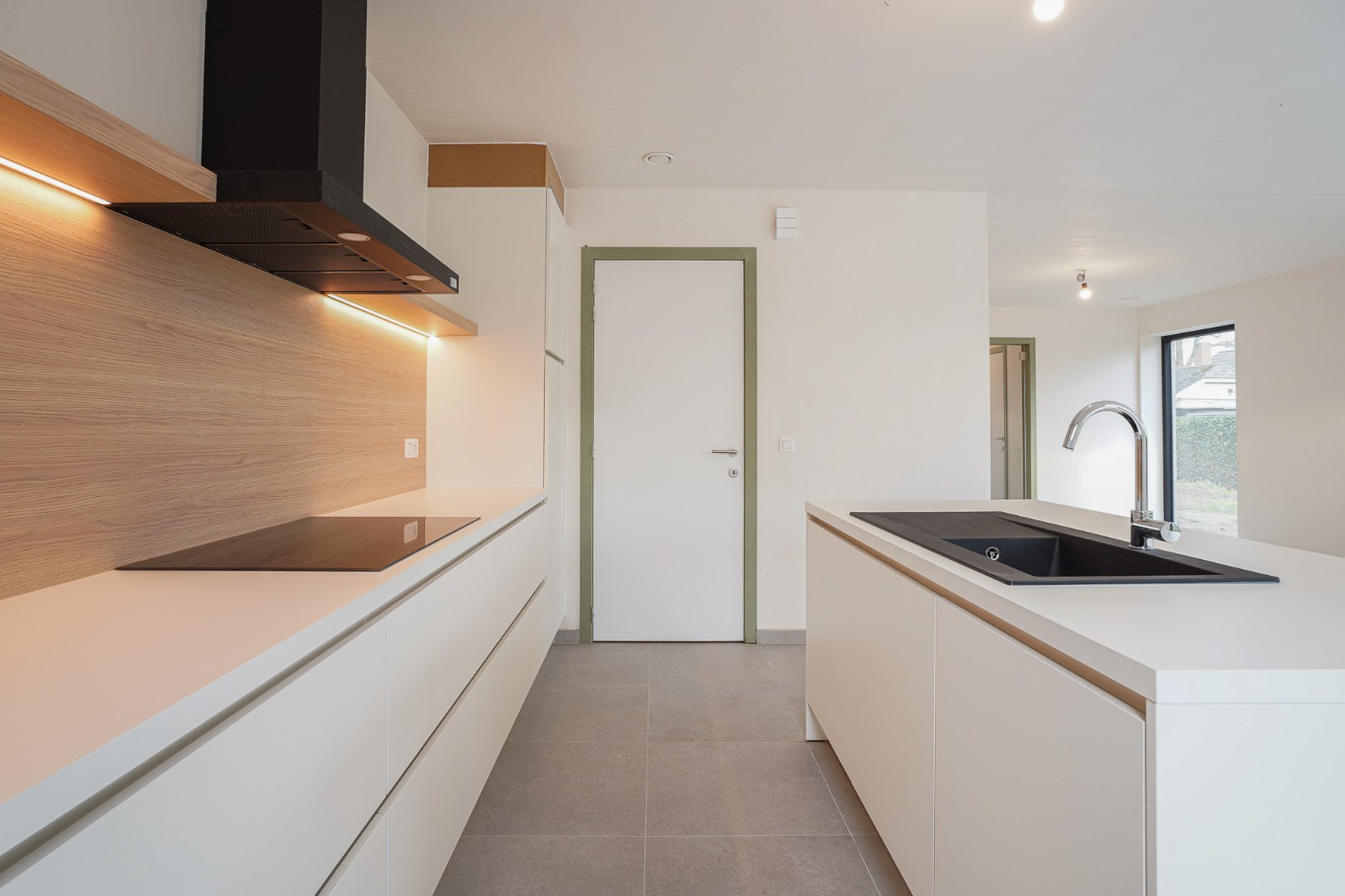 Moderne halfopen nieuwbouw woning op 356 m² met hoogwaardige afwerking 