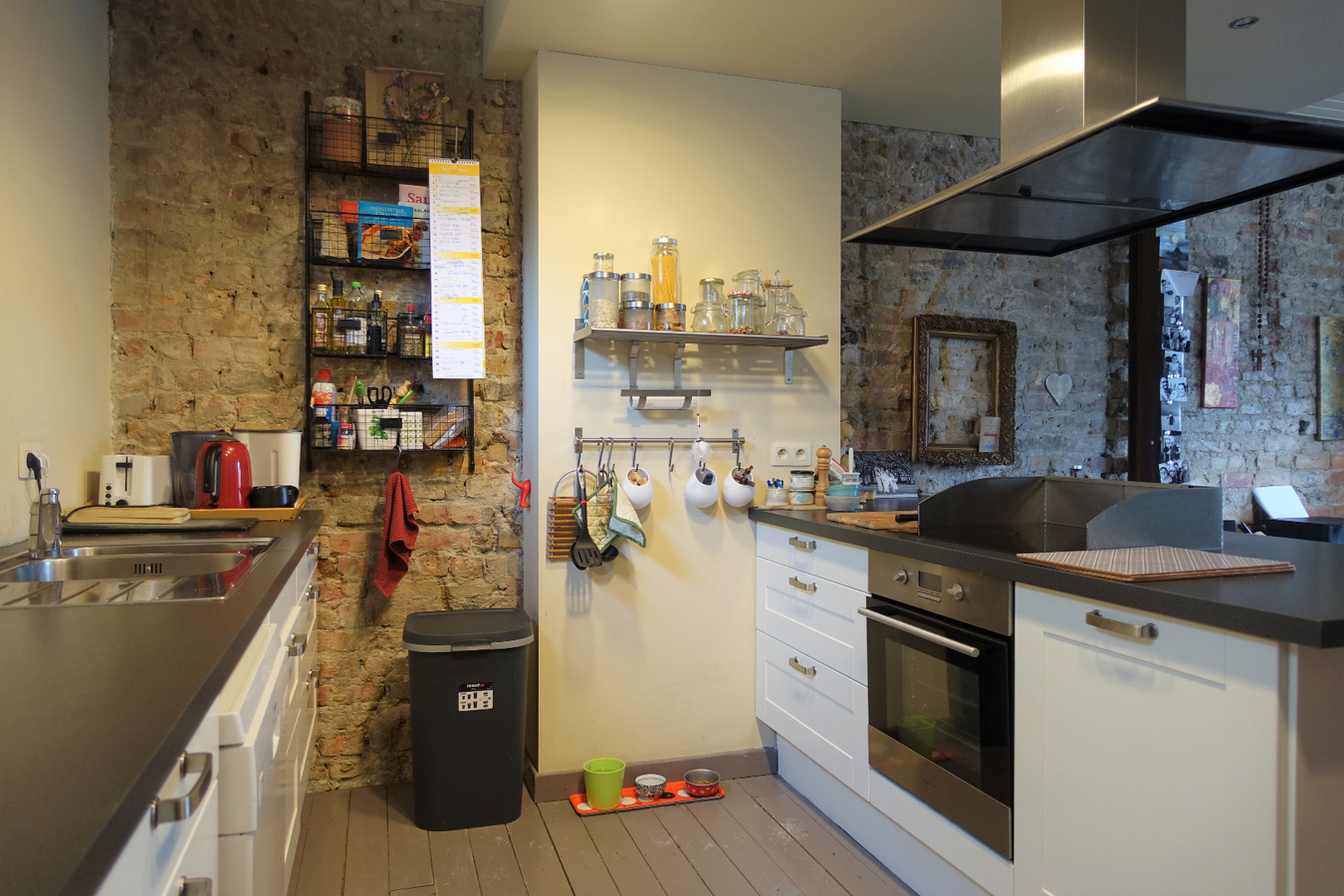 Polyvalent hoekpand met karaktervol appartement en terras 