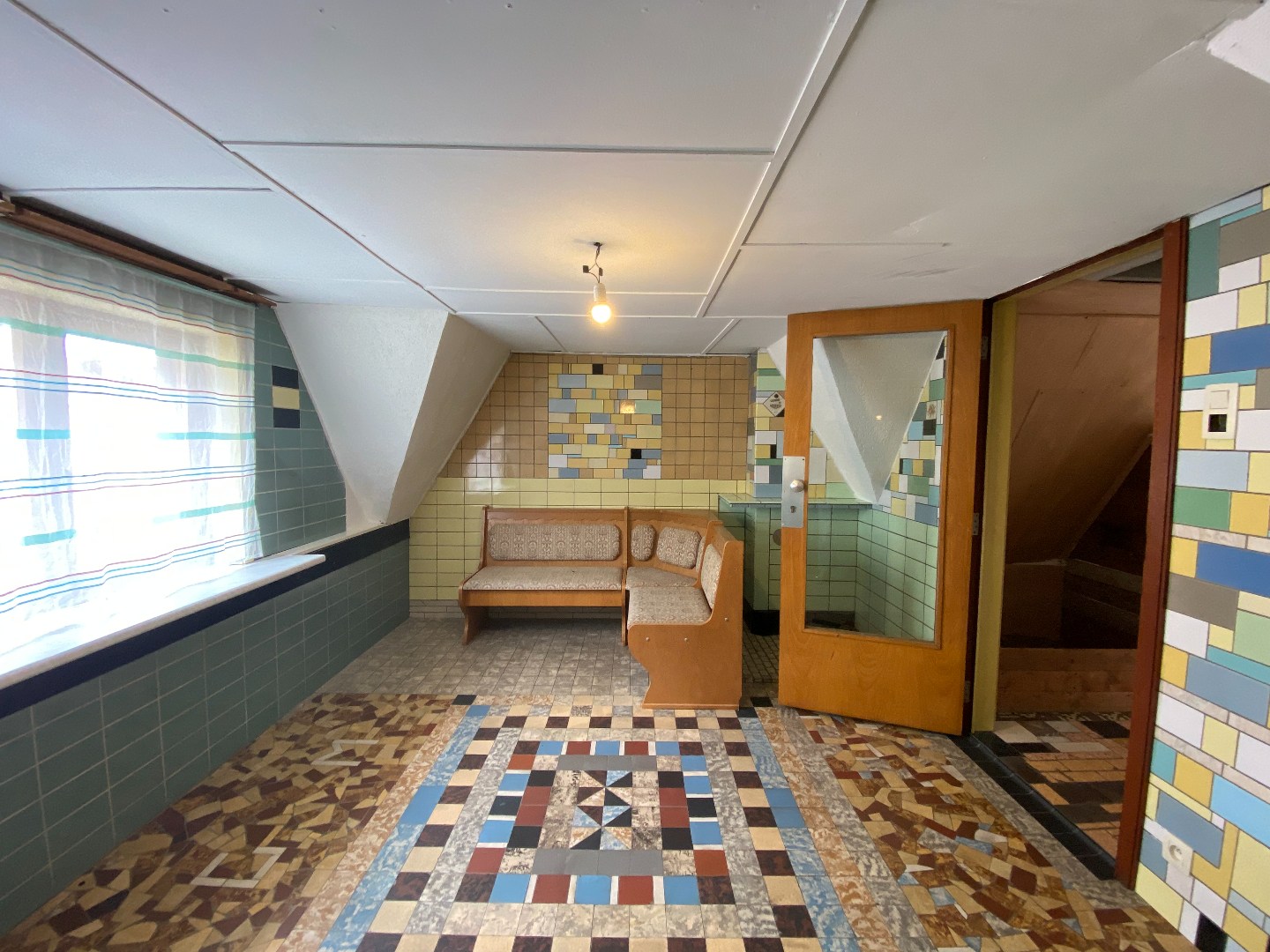 Authentieke burgerwoning met ruime garage en uitweg achteraan! 