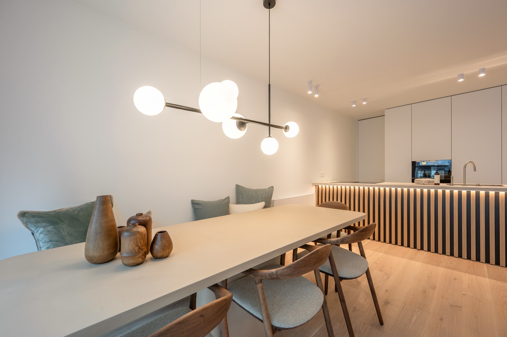 Prachtig gerenoveerd appartement met 3 slaapkamers centraal gelegen op de Lippenslaan te Knokke. 