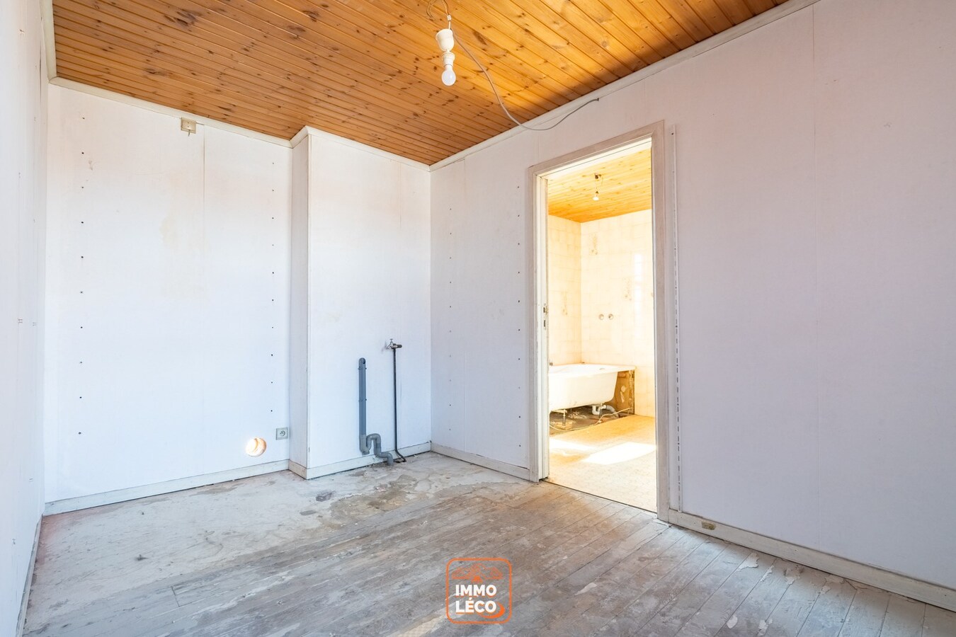 Commerce avec habitation dans un secteur HYPER fréquenté "Les Baraques" ! Idéal invest ! 