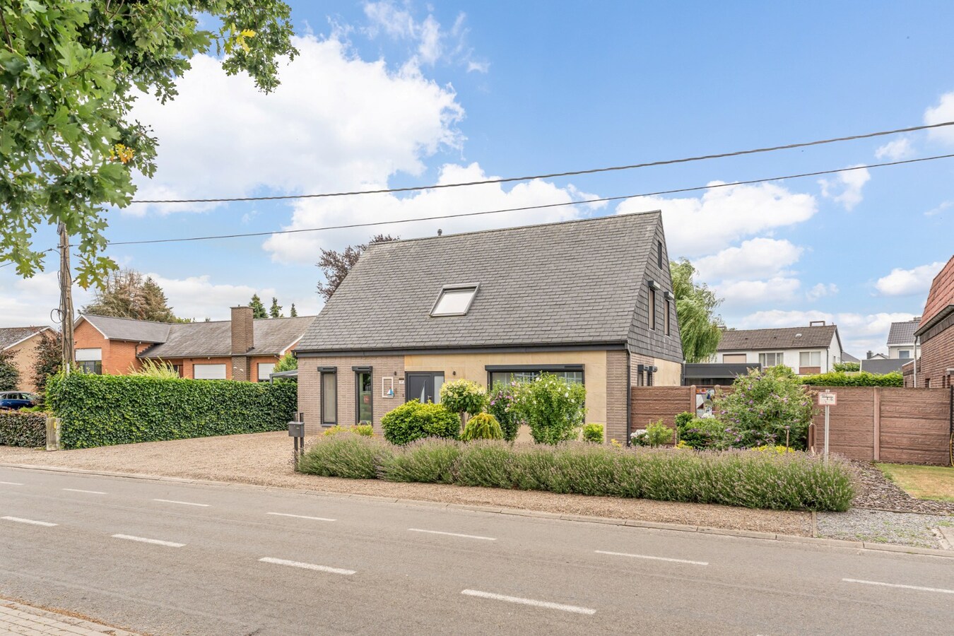 Zeer goed onderhouden en praktisch ingedeelde gezinswoning met 4 slaapkamers en prachtige tuin. 