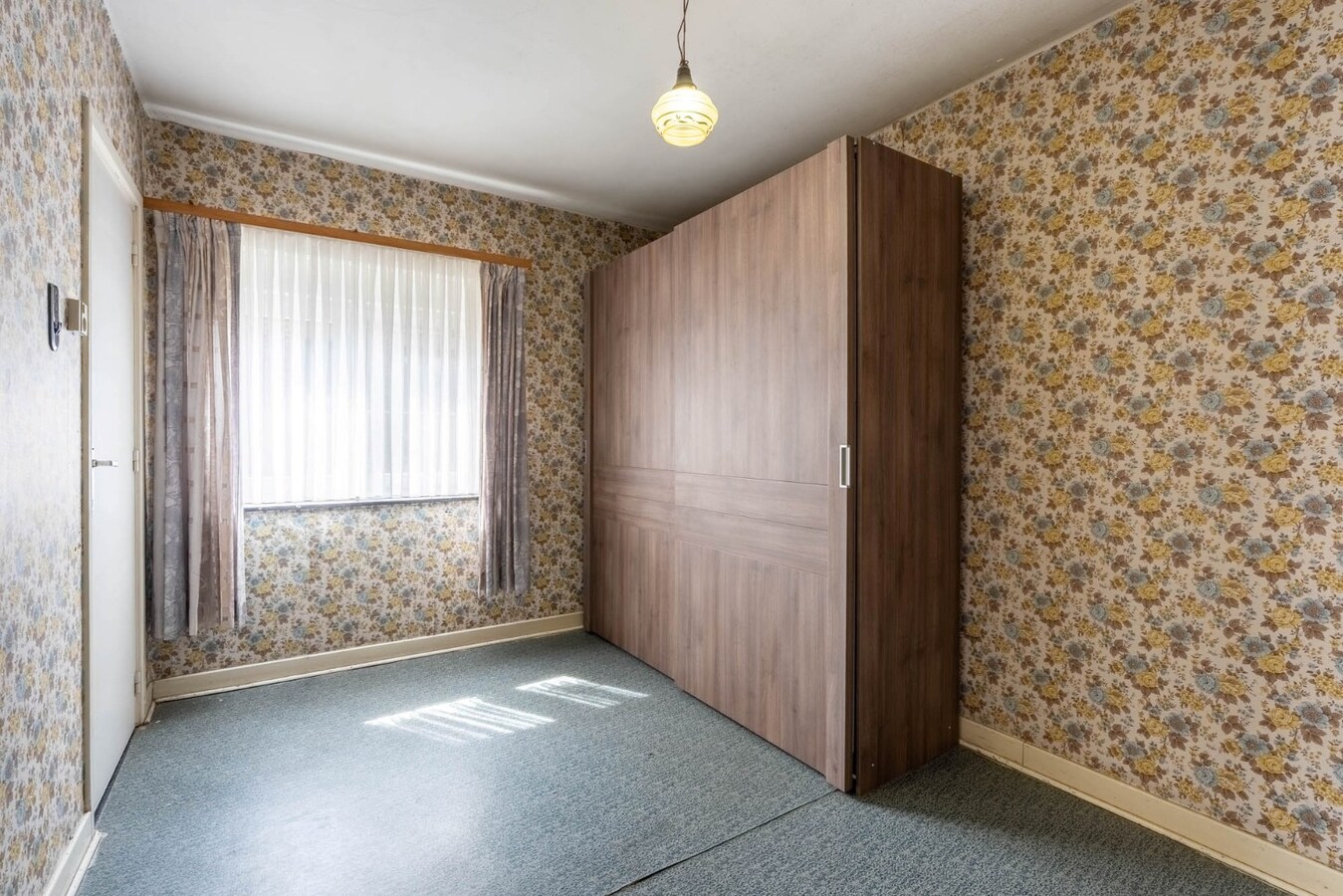 Charmante, te renoveren woning op een perceel van 9a14ca met ruime garage in achtertuin! 