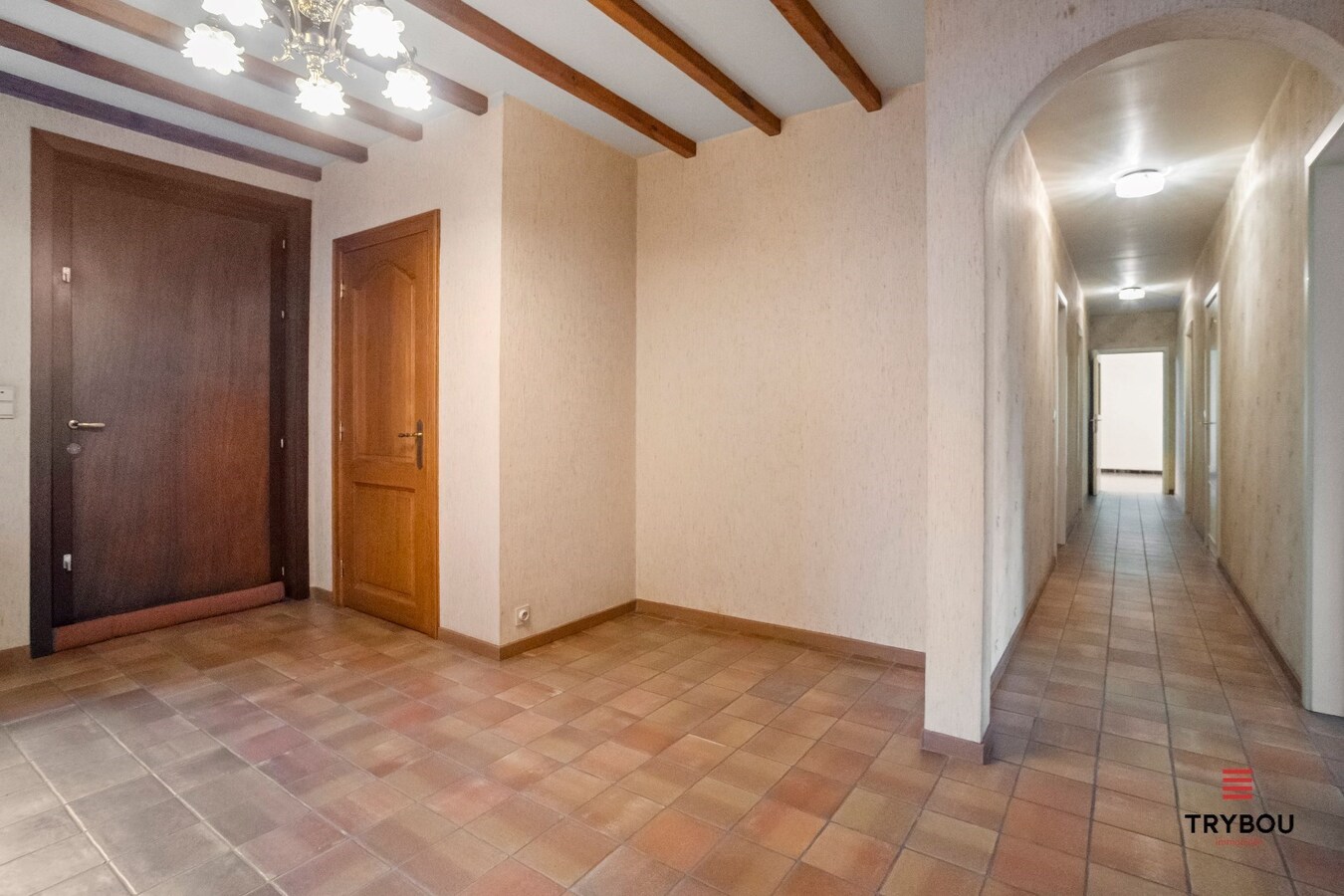 Statige villa, met enorm veel mogelijkheden, te koop in centrum Houthulst. 