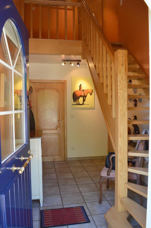 Mooie gezinswoning met stalgebouw en piste op ca. 5400m² te Dworp 