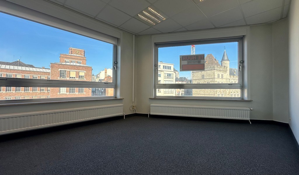 Ingedeelde kantoorruimte te huur in centrum Gent