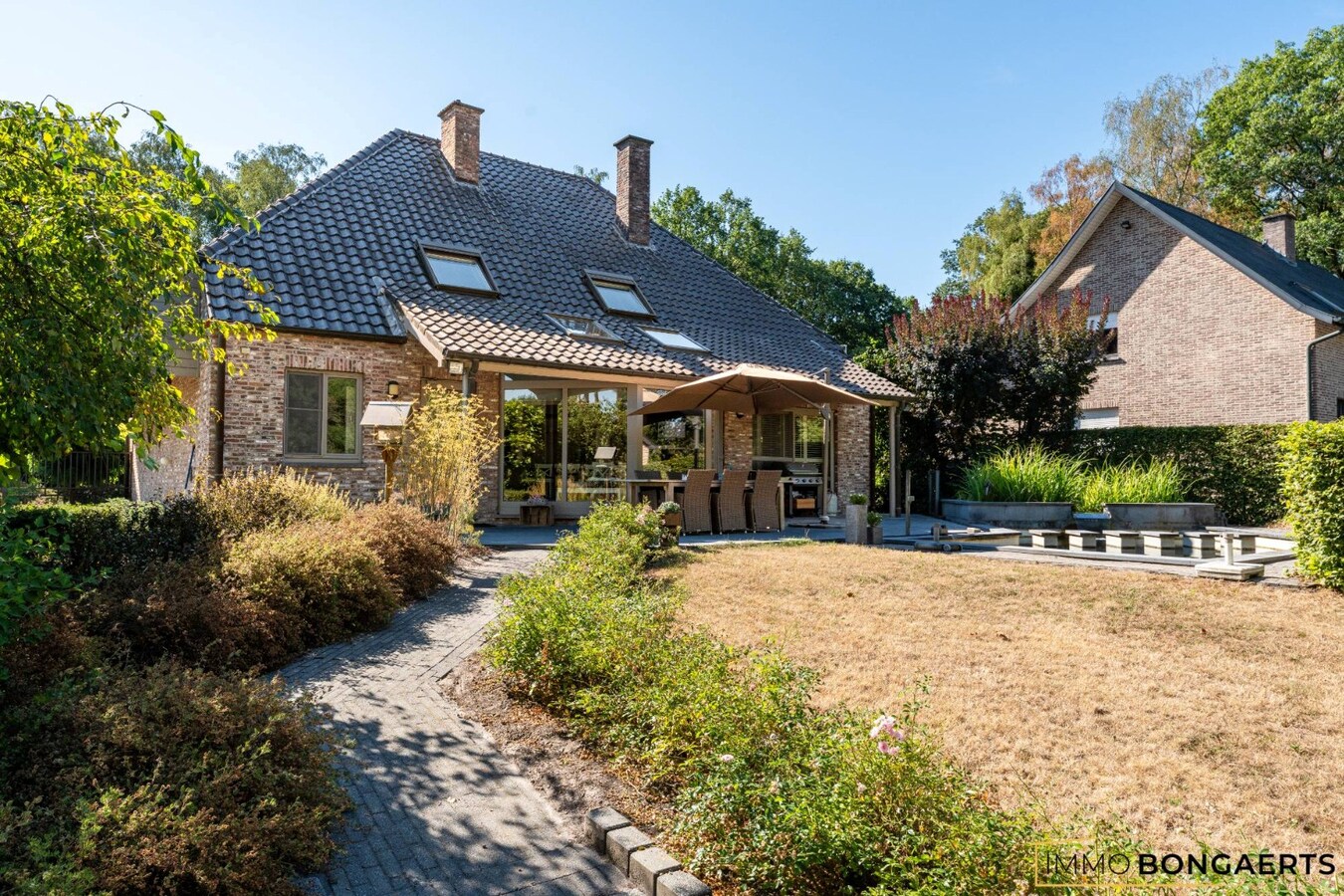 Bijzonder ruime woning op een uitzonderlijk perceel van maar liefst 16 are 