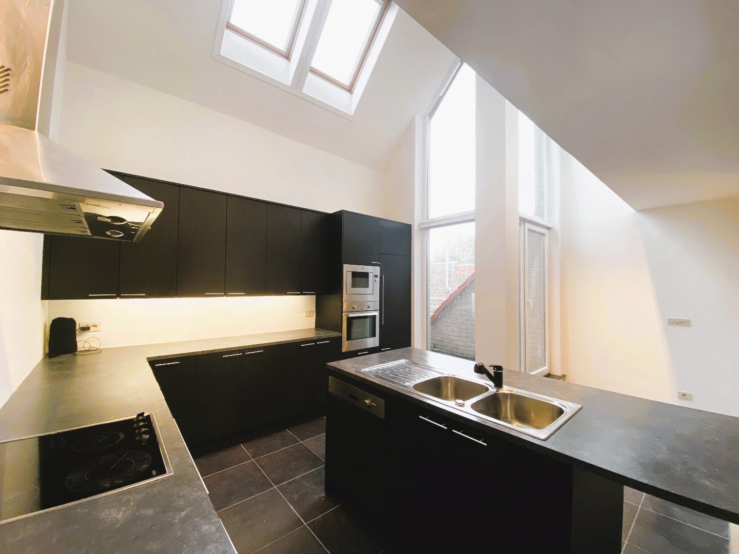 Moderne verhuurde loft-woning met dakterras in hartje Desselgem! 