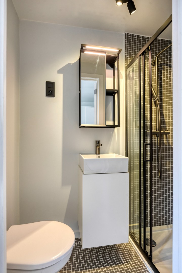 Volledig gerenoveerde en gemeubelde studentenkamers met privé-sanitair. 