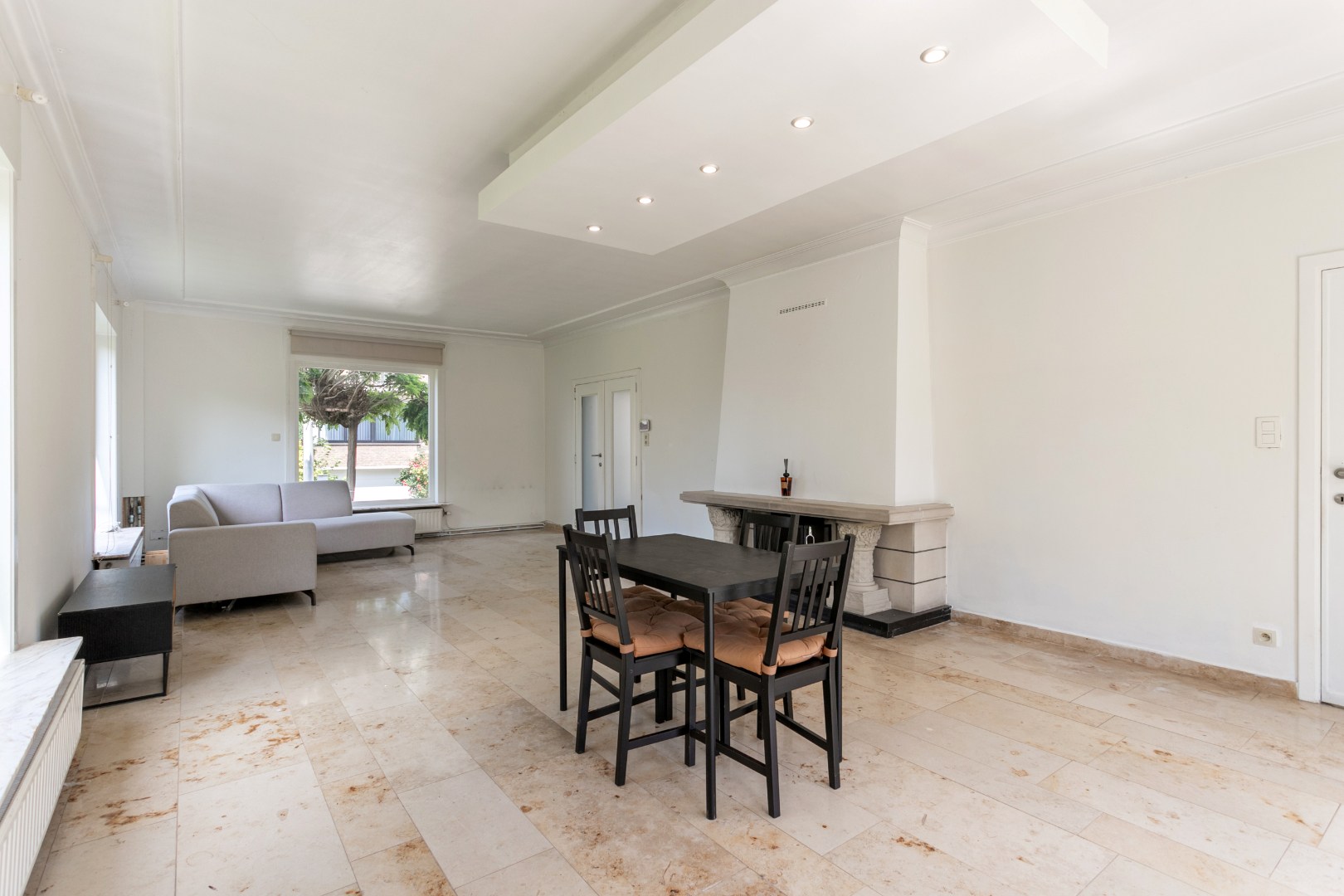 Ruime 4-gevelwoning met 4 slaapkamers, bureau, garage en tuin op 626 m² met bouwpotentieel in Halle 