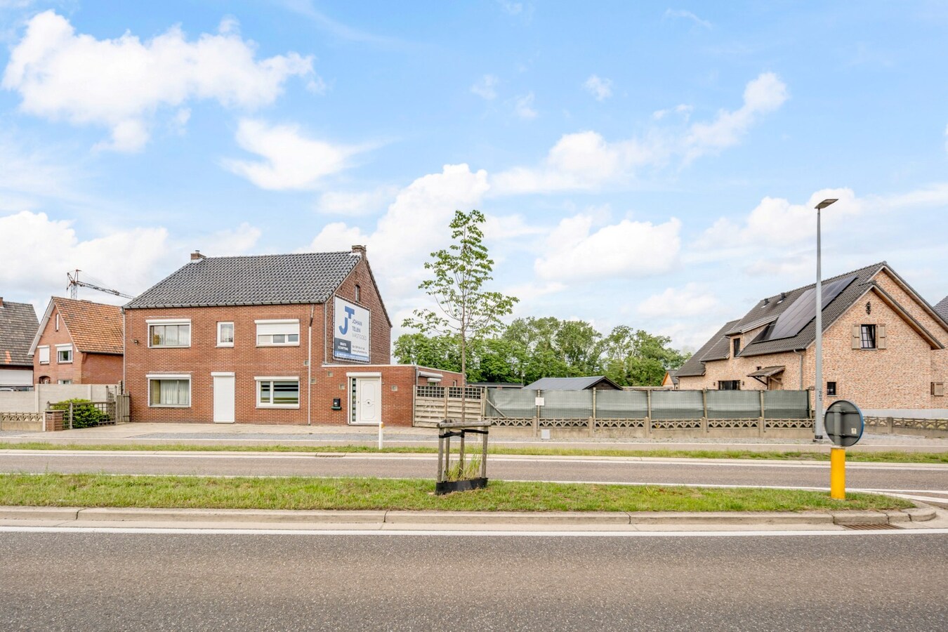 Te renoveren halfvrijstaande gezinswoning op een perceel van 5a03ca te Neeroeteren! 