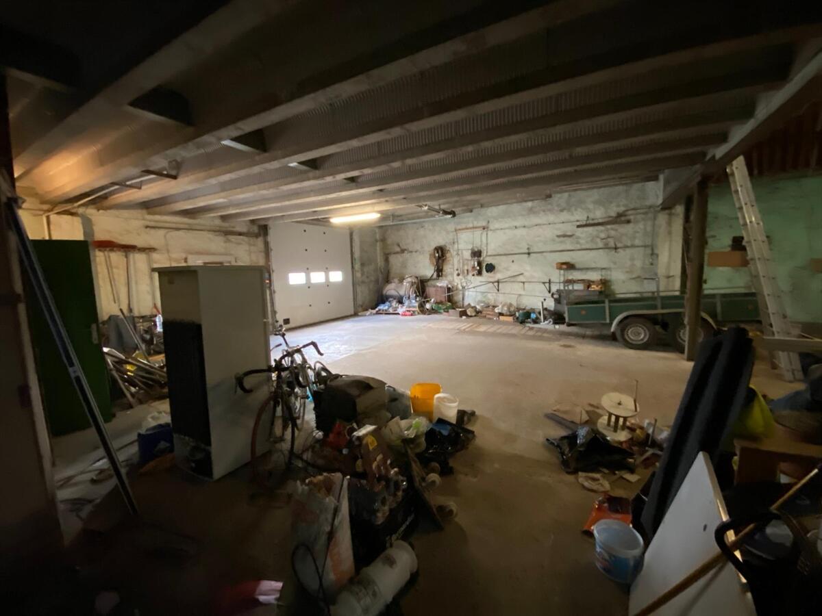 Bedrijfsgebouw met appartement op commerciële ligging 