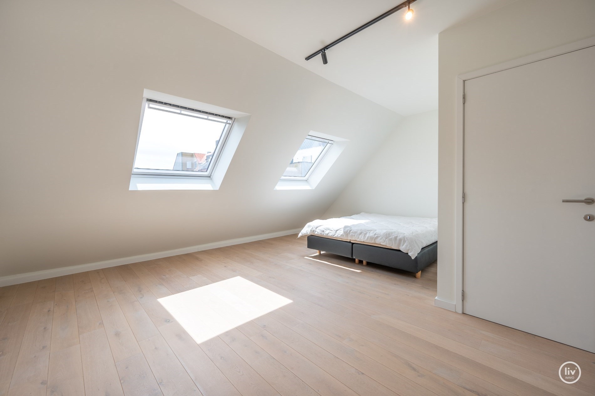 Magnifique triplex spacieux (199 m2) dans une rue adjacente à l'avenue Lippens, à proximité de la digue à Knokke. 