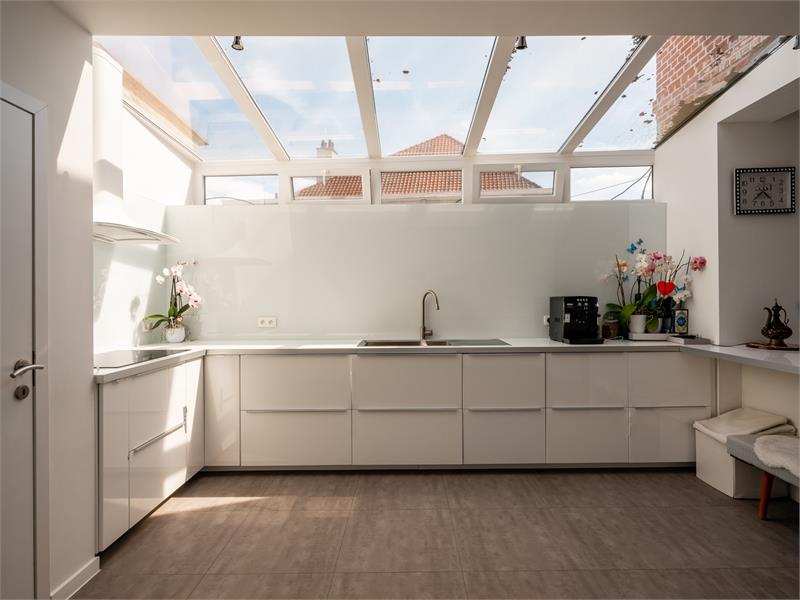 Instapklare hoekwoning met garage in groene rand van Gent 