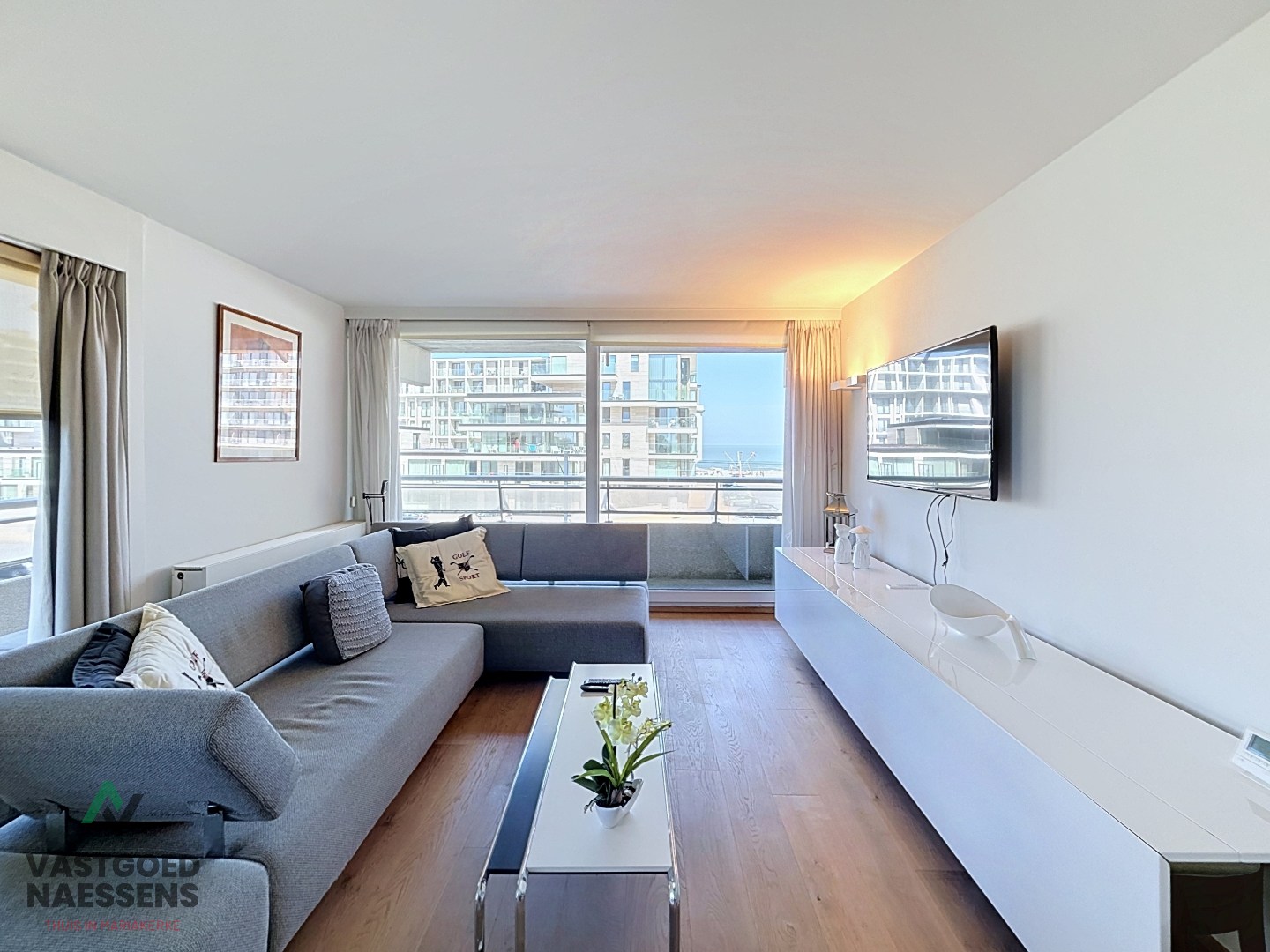 SCHITTEREND VERNIEUWD HOEKAPPARTEMENT – 2 SLPK – TERRASSEN – ZEEZICHT EN ZICHT OP GOLF 