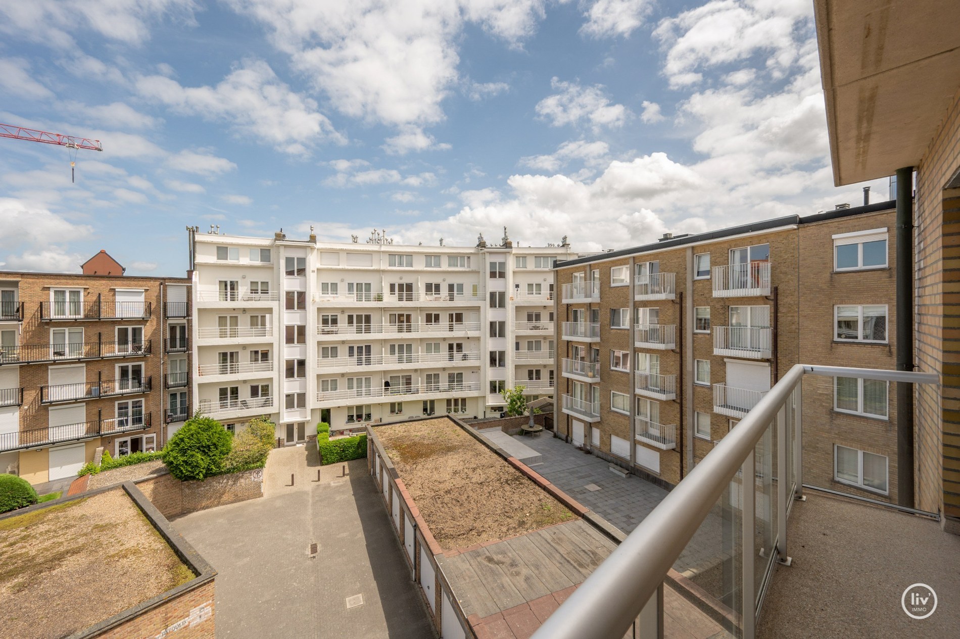 Aangenaam, ruim (101m2) appartement met 2 slaapkamers gelegen in het mussenpad te Knokke. 