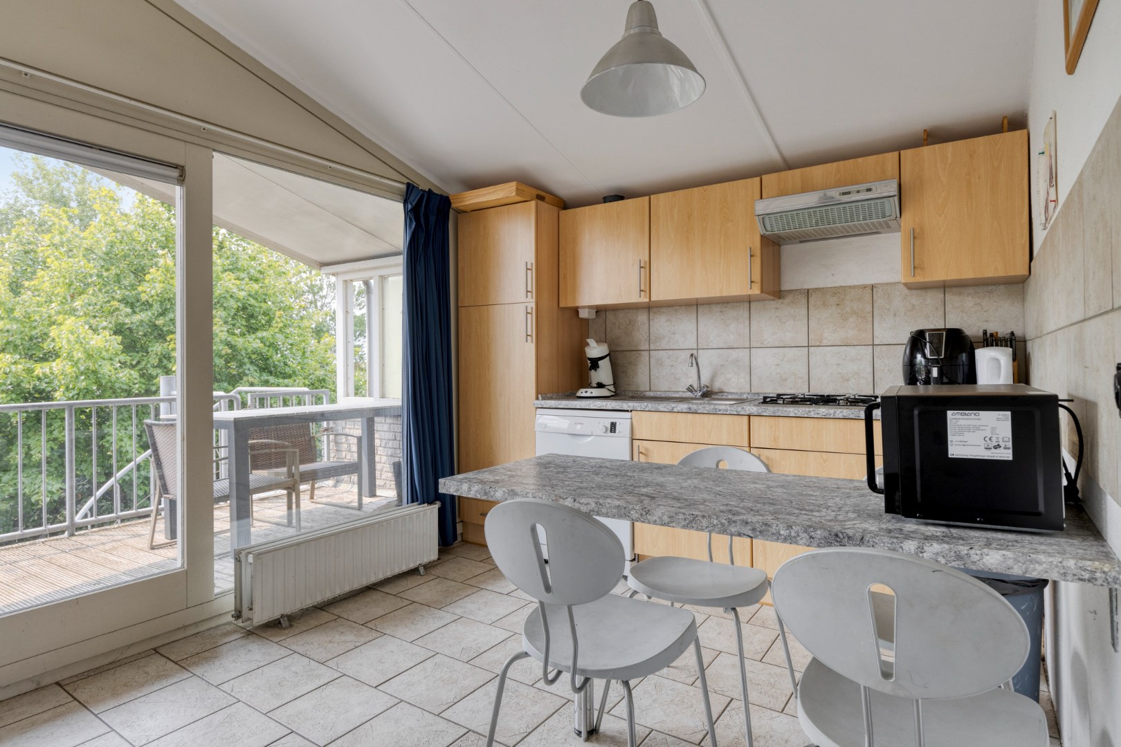 Vrijstaande 8-persoons vakantiewoning, gelegen op een unieke plek met vrij uitzicht over de Oosterschelde, kijkend richting het schilderachtige Zierikzee, wacht deze woning op een nieuwe eigenaar! 