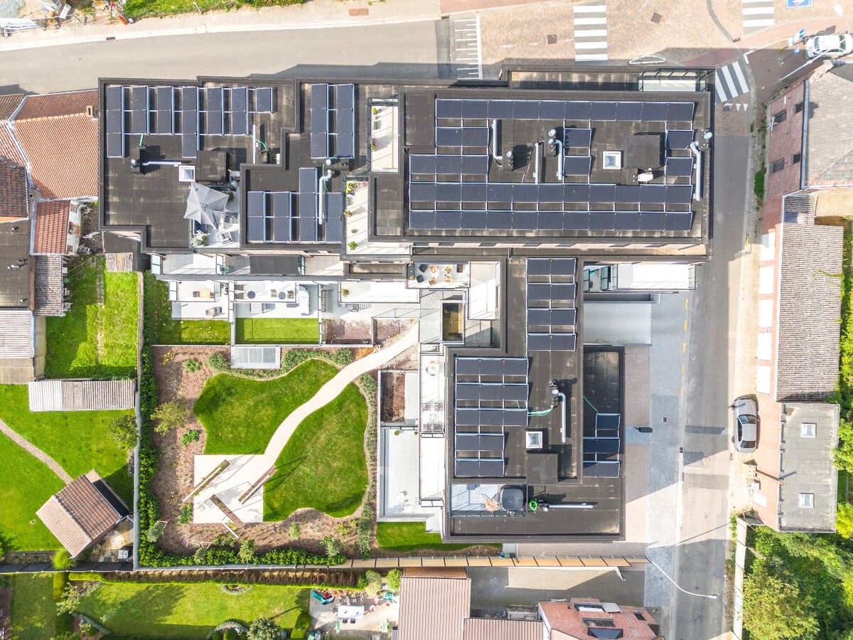 Gelijkvloers nieuwbouwapp. met tuin en garage, centrum Herzele 