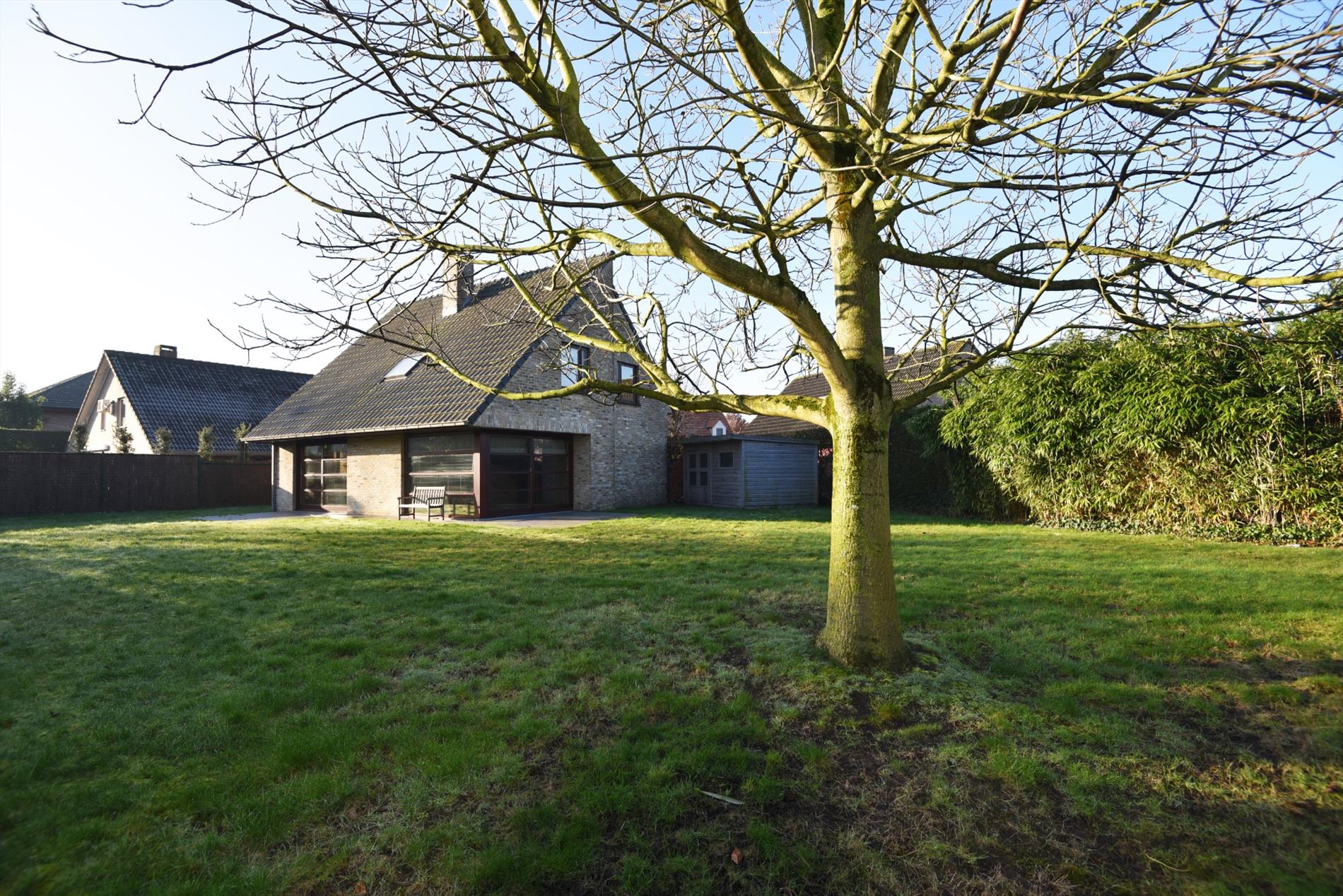 Villa met 4 slpks en garage op 787m² in residentiële wijk nabij centrum Maldegem 