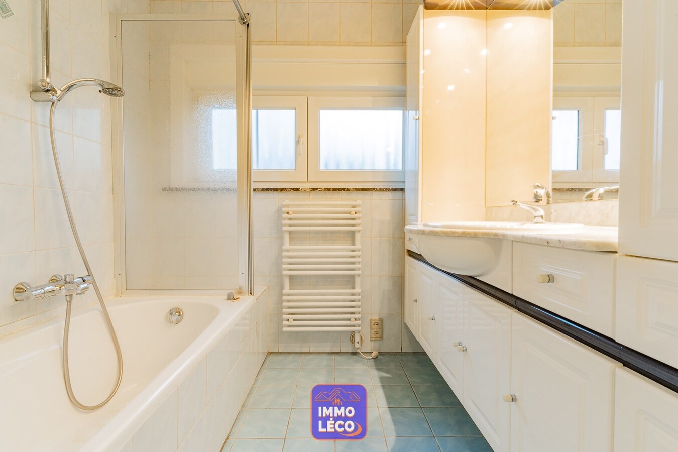 3 façades dans un clos résidentiel avec garage, parking et jardin ! 