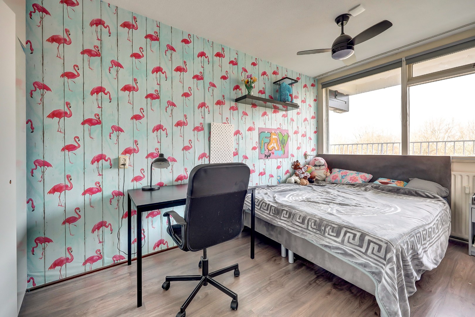 Dit lichte 4-kamer appartement op de 4e verdieping, met 3 slaapkamers, keurige keuken, balkon op het zuiden en berging in de onderbouw is gelegen in de populaire wijk "Ommoord". 